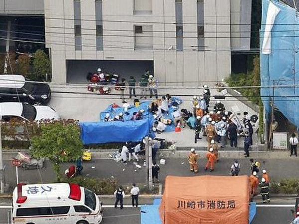 Lực lượng an ninh tập trung tại hiện trường vụ tấn công (Ảnh: Reuters/Kyodo)