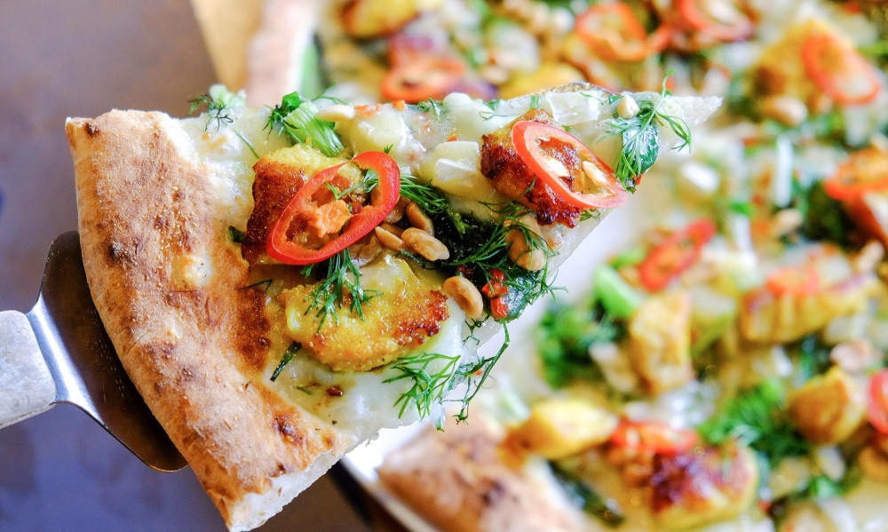 Thoạt nhìn, chiếc bánh trông thật sự bắt mắt với đủ các màu rực rỡ của ớt, rau, cá, phô mai.