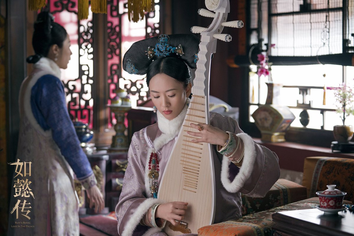 Với tính cách bộp chộp, có thể sẽ có người hiểu nhầm Cao Hi Nguyệt ngu dốt. Thực ra nàng rất am hiểu văn thơ và chơi đàn tì bà rất hay, có thể nói là một cao thủ về đàn tì bà.