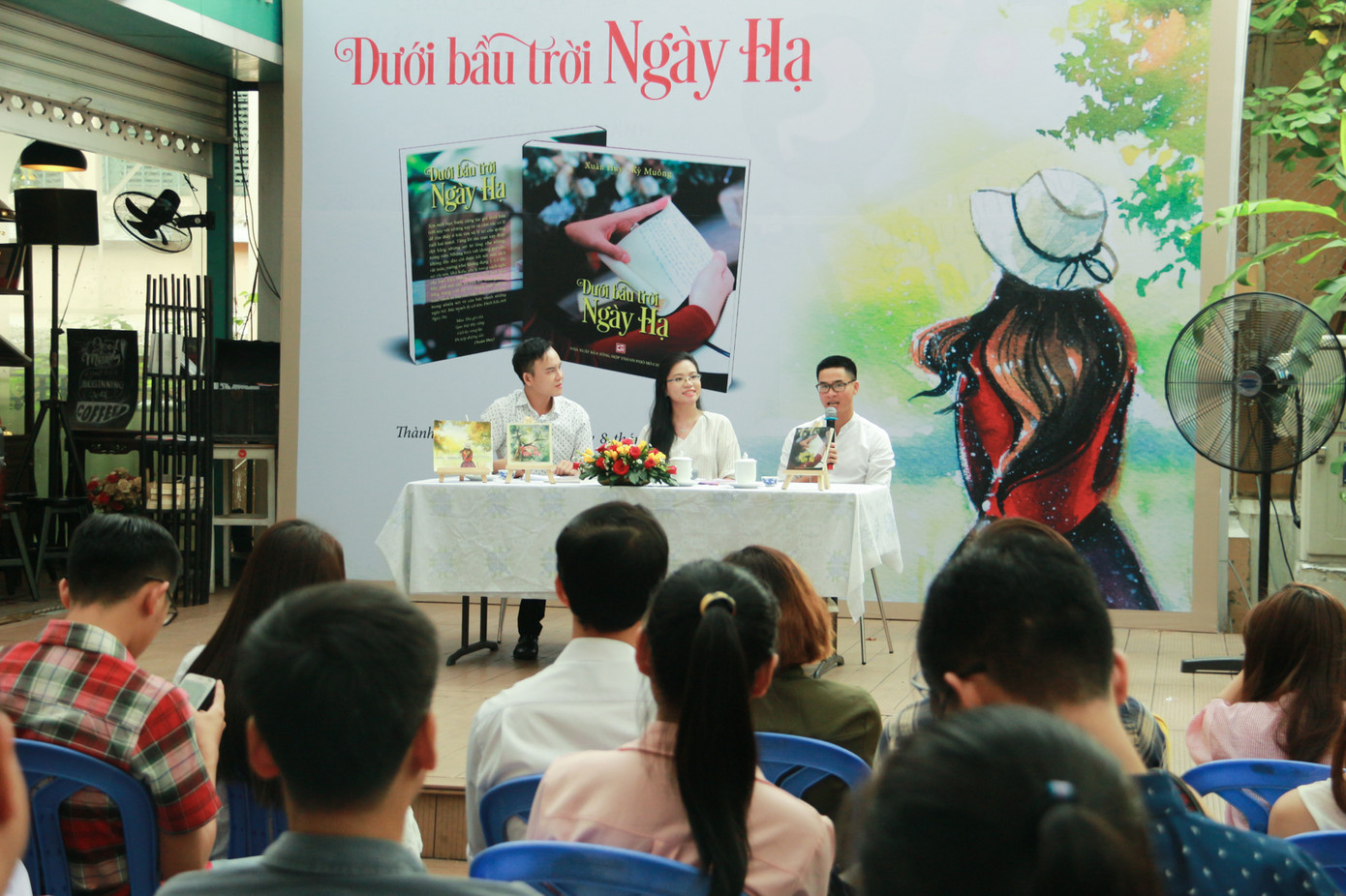 Buổi ra mắt sách còn có sự góp mặt của nhà thơ tình Nguyễn Phong Việt (phải). Ảnh: Mễ Thuận