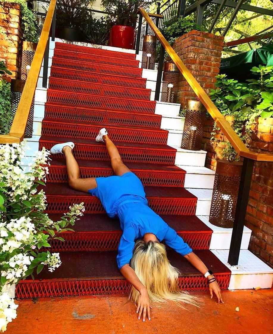 Ngã sõng soài trên bậc thềm được trang trí lộng lẫy.