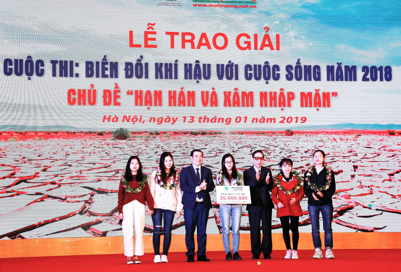 Giải Nhất tập thể của cuộc thi năm nay thuộc về tác phẩm "Hướng đi nào cho người nông dân" của sinh viên ĐH Tài nguyên và Môi trường Hà Nội.