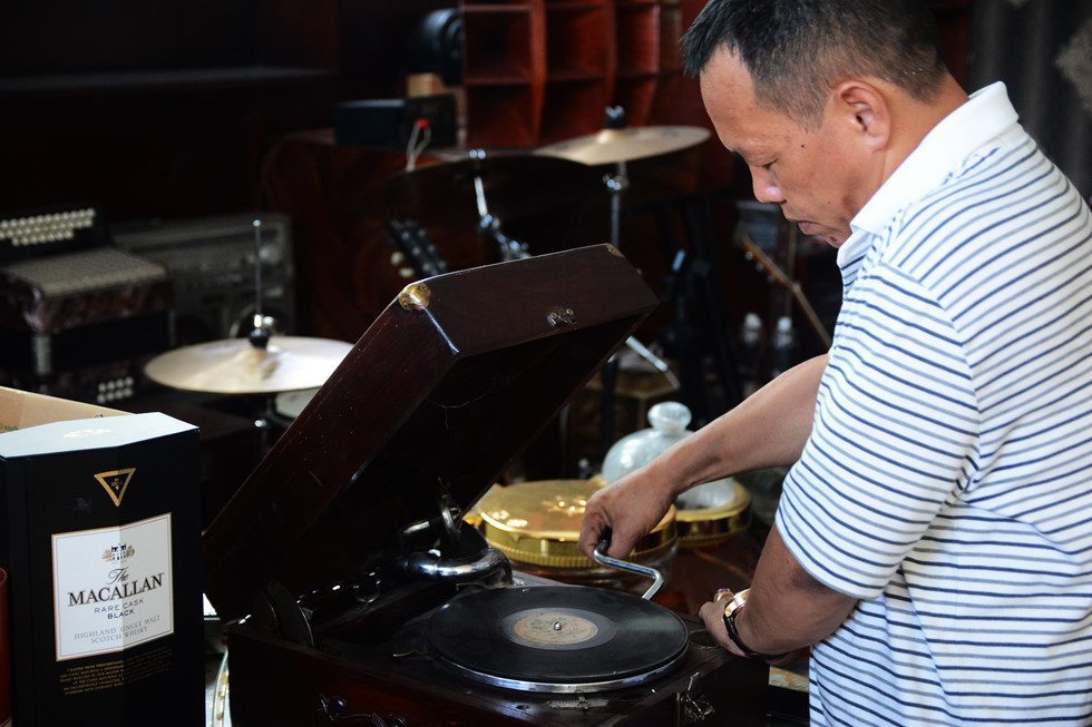 Những chiếc máy phát nhạc đĩa than với âm thanh đầy hoài niệm. Ảnh: HOÀI NHÂN.