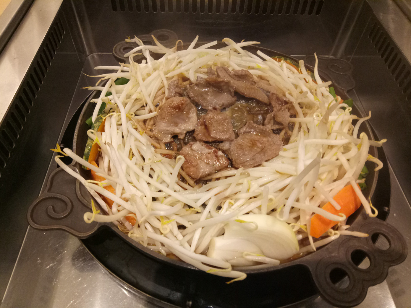 Món thịt cừu Genghis Khan được nướng trực tiếp trên chảo với nước sốt truyền thống Nhật Bản.