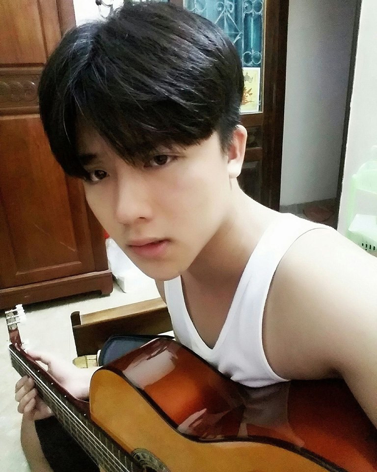 Không chỉ đẹp trai, anh chàng còn khiến nhiều bạn nữ liêu xiêu bởi khả năng đàn hát và nấu ăn đó nhé!