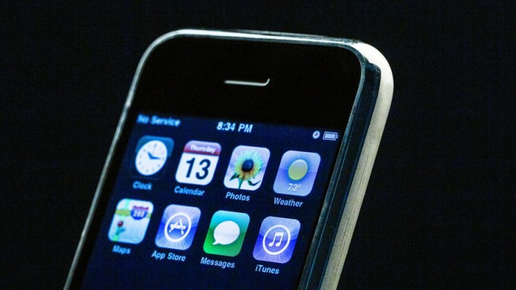 Vào năm 2007, kích thước màn hình 3,5 inch của iPhone đã được cho là lớn và khả năng đa nhiệm của chiếc điện thoại này được ngợi khen là “sáng tạo.”