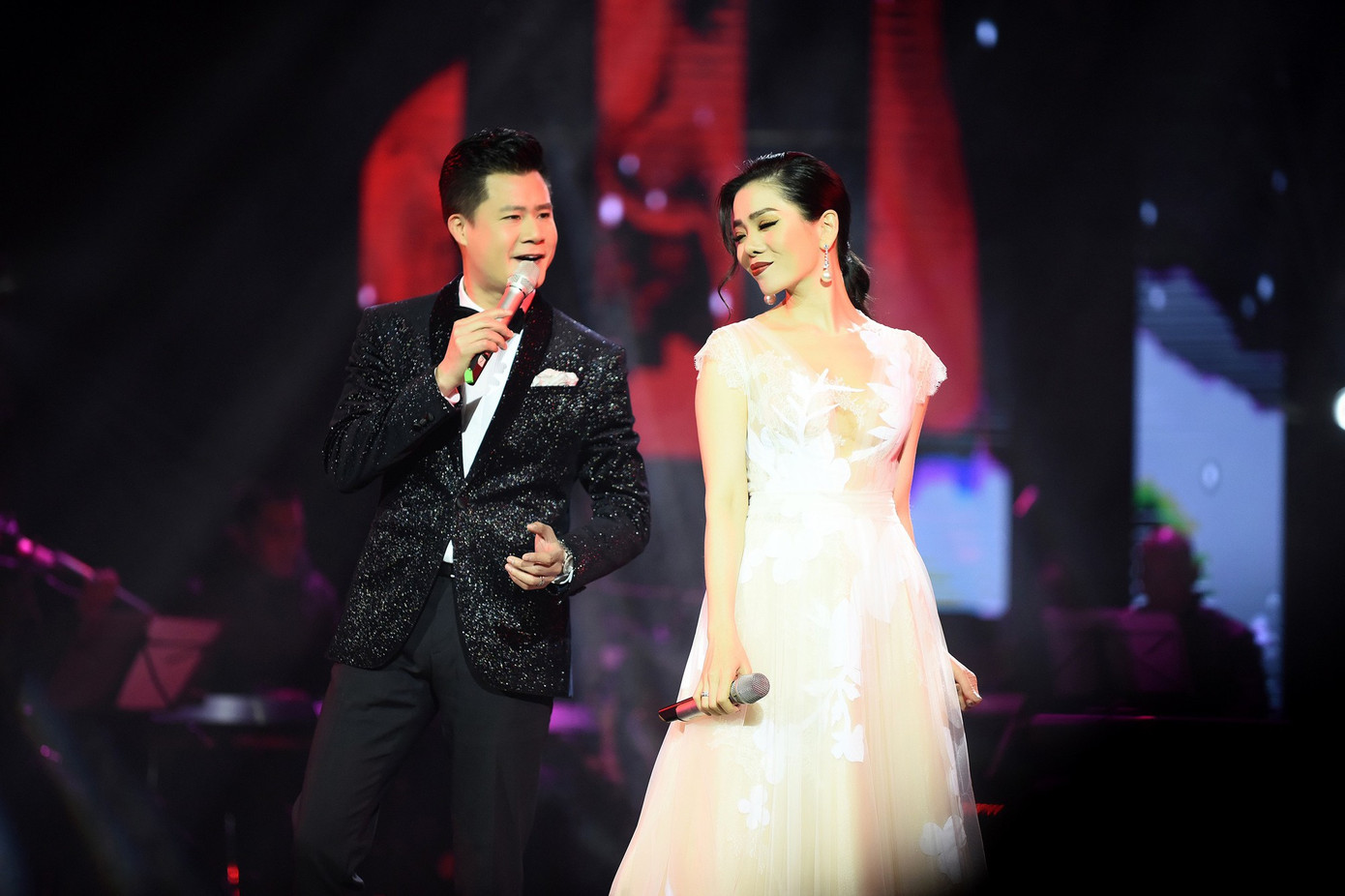 Lệ Quyên khiến khán giả thích thú với màn song ca ngọt ngào, e ấp bên nam ca sĩ Quang Dũng.