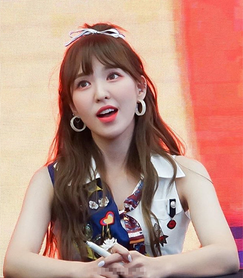 Wendy (Red Velvet) cũng chỉ chọn một chiếc cặp nơ nhỏ nhắn này để trang điểm cho mái tóc thôi.