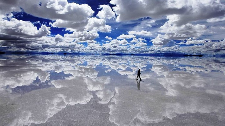 Cánh đồng muối Salar de Uyuni, Bolivia. Đây là cánh đồng muối lớn nhất thế giới. Đó là một nơi mà bạn có thể đi bộ trên những đám mây theo nghĩa đen bởi sự phản chiếu của mây trong muối. Khu vực giống như sa mạc này trải dài trên 11.000 km2.