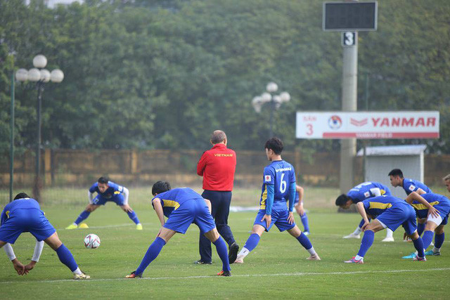 Các cầu thủ chủ yếu khởi động nhẹ, trong buổi tập đầu tiên sau AFF CUp 2018.
