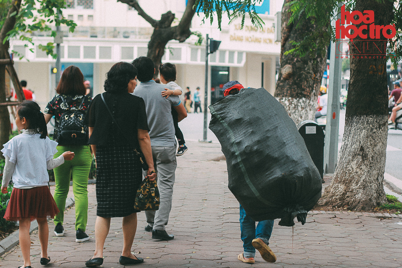 Góc Hà Nội: Những mảnh đời vất vả mưu sinh quanh khu vực hồ Hoàn Kiếm ảnh 1