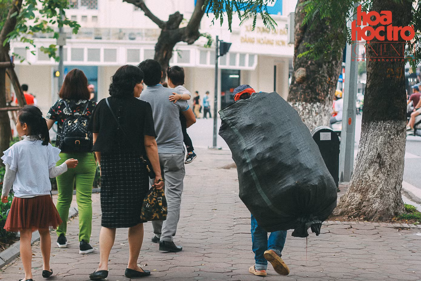 Góc Hà Nội: Những mảnh đời vất vả mưu sinh quanh khu vực hồ Hoàn Kiếm ảnh 1