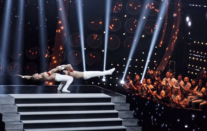 Có thể nói, 2018 là một năm rất thành công của hai anh em Quốc Cơ – Quốc Nghiệp khi có thể mang đỉnh cao của nghệ thuật xiếc chồng đầu ra thế giới.