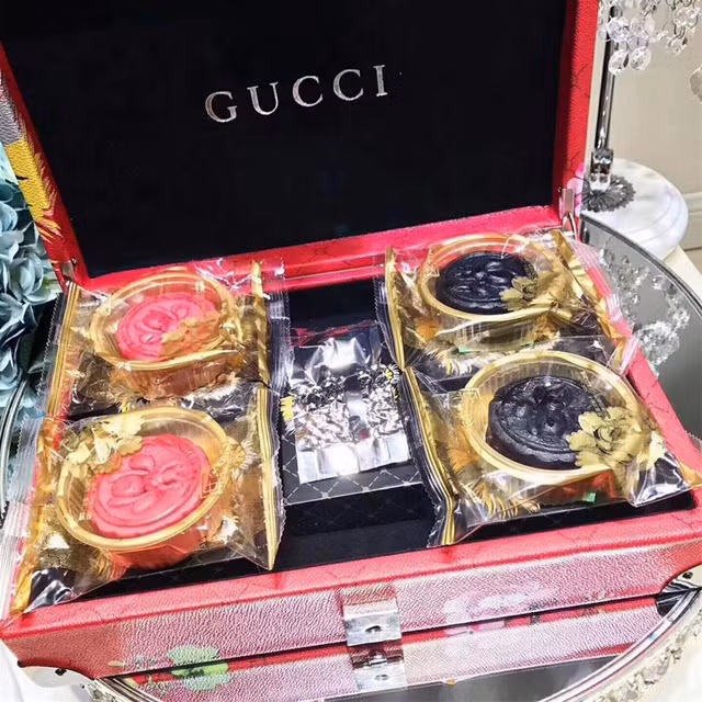 Bánh Trung Thu nhái hiệu Gucci với hộp bao da, lót nhung đen sang chảnh.