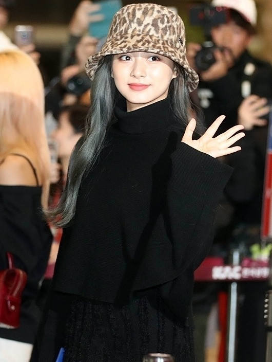 Ngày 15/11, Tzuyu cùng các thành viên Twice có mặt tại sân bay Gimpo để lên đường sang Nhật Bản tổ chức concert. Nữ idol Đài Loan mặc bộ cánh đen cả cây mix cùng mũ họa tiết da báo. Nhiều fan cho rằng Tzuyu trông già dặn so với tuổi 20 khi lựa chọn phong cách này.