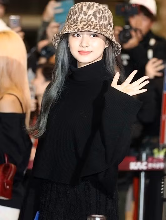 Ngày 15/11, Tzuyu cùng các thành viên Twice có mặt tại sân bay Gimpo để lên đường sang Nhật Bản tổ chức concert. Nữ idol Đài Loan mặc bộ cánh đen cả cây mix cùng mũ họa tiết da báo. Nhiều fan cho rằng Tzuyu trông già dặn so với tuổi 20 khi lựa chọn phong cách này.