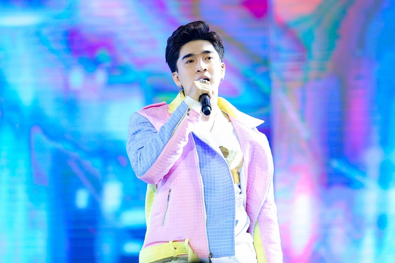 Anh chàng lại hoá thân thành chàng trai ngọt ngào.