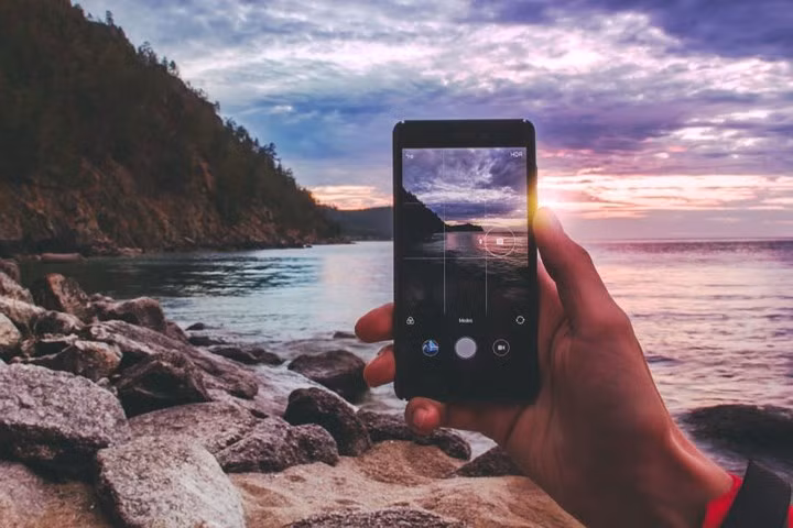 Dùng điện thoại di động chụp lại cảnh đẹp ấn tượng tại hồ Baikal.