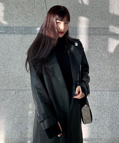 Joy diện áo khoác kiểu trench coat, tuy nhiên có chất liệu da hiện đại. Chiếc áo vừa giữ ấm tốt vừa mang đến cho mỹ nhân Red Velvet vẻ ngoài rất thời trang.