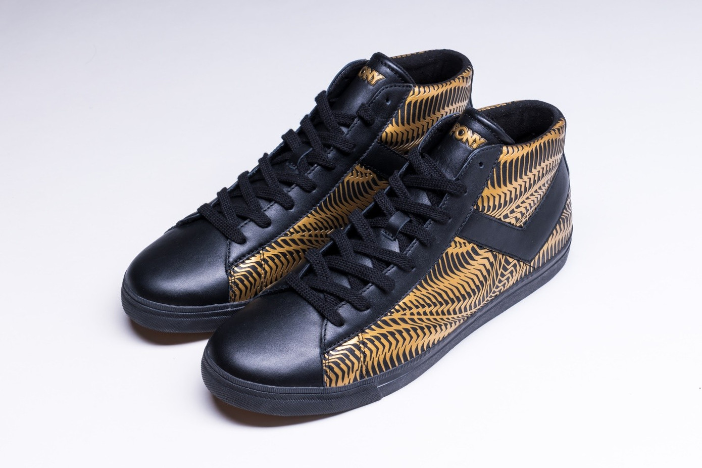 Đây là phiên bản được nhiều người yêu thích nhất với tông đen họa tiết vàng chủ đạo, đặc biệt là giới trẻ khu vực Châu Á.