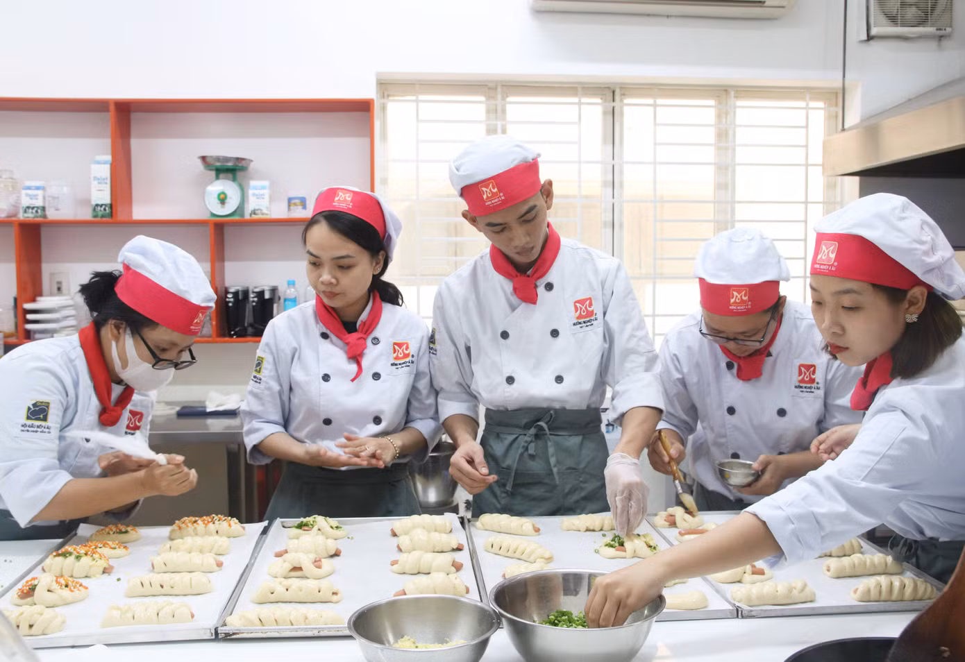 Bạn Đặng Thanh Đạt (21 tuổi – Đang theo học khóa bánh mì) chia sẻ: “Mình chưa bao giờ nghĩ nghề này chỉ dành cho các bạn nữ. Con gái sẽ trở thành công chúa thì con trai sẽ là hoàng tử của những chiếc bánh”.