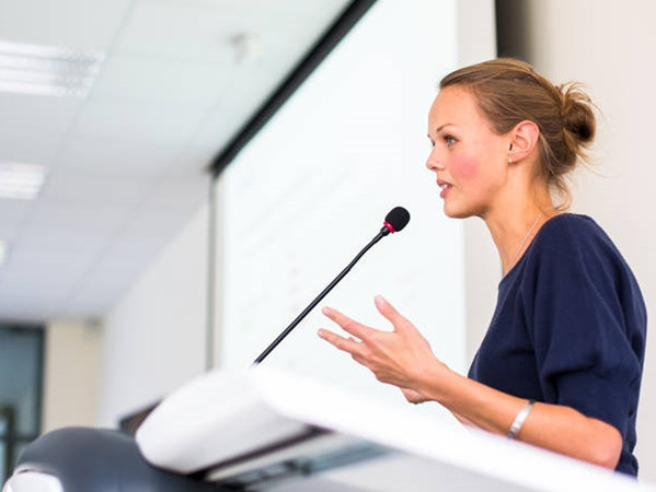 Một cô gái đã xung phong nói trước rất nhiều người xa lạ, VÌ cô ấy muốn vượt qua nỗi sợ đó.