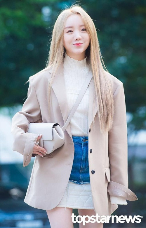 Áo blazer hợp trend cũng được cô nàng mix với áo len và chân váy, màu sắc của các item hài hòa tạo nên hiệu ứng bắt mắt.