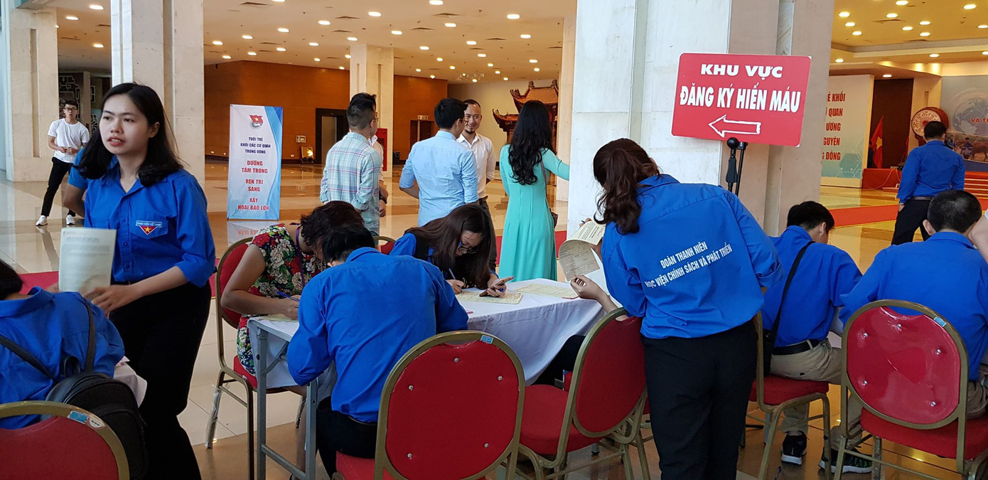 Khu vực đăng ký hiến máu luôn chật cứng người.