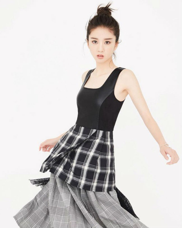 Hiện Instagram của cô nàng đã có hơn 150.000 lượt theo dõi và luôn nhận được hàng chục nghìn lời khen ngợi với hình ảnh xinh đẹp của mình.