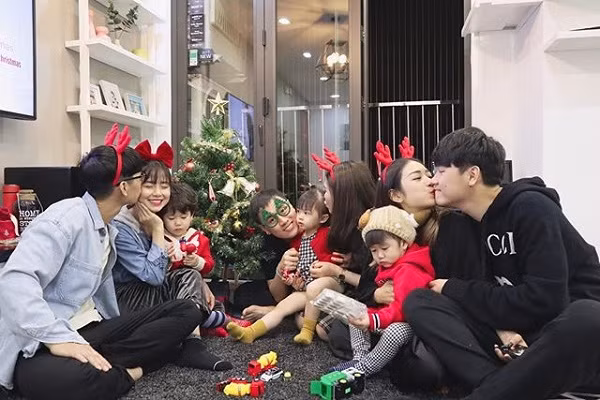 Giáng sinh năm nay ba gia đình hot nhất mạng xã hội tụ họp tại nhà Kiên Hoàng và Heo Mi Nhon để ăn mừng.