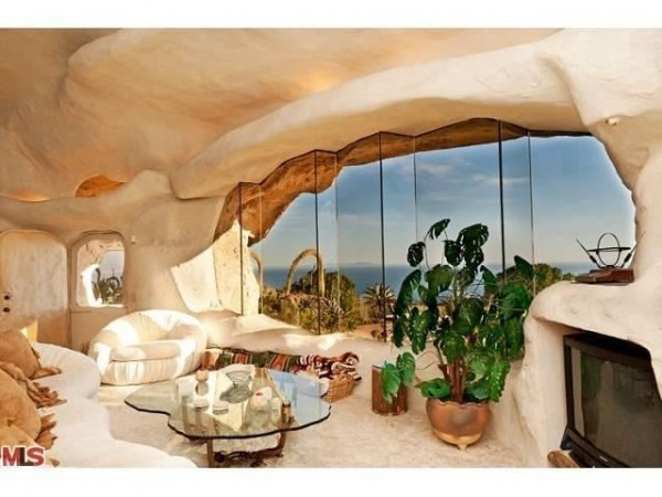 So với ngôi nhà phía trên thì ngôi nhà này hiện đại hơn khá nhiều.