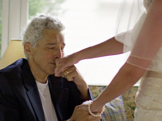 Khi thấy con gái lộng lẫy trong bộ váy cưới, ông Lynn không cầm nổi nước mắt.