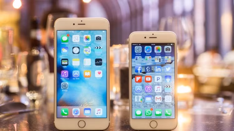 iPhone 6s và 6s Plus (2015): iPhone 6s và 6s Plus có điểm nhấn ở phiên bản màu máy vàng hồng hoàn toàn mới.