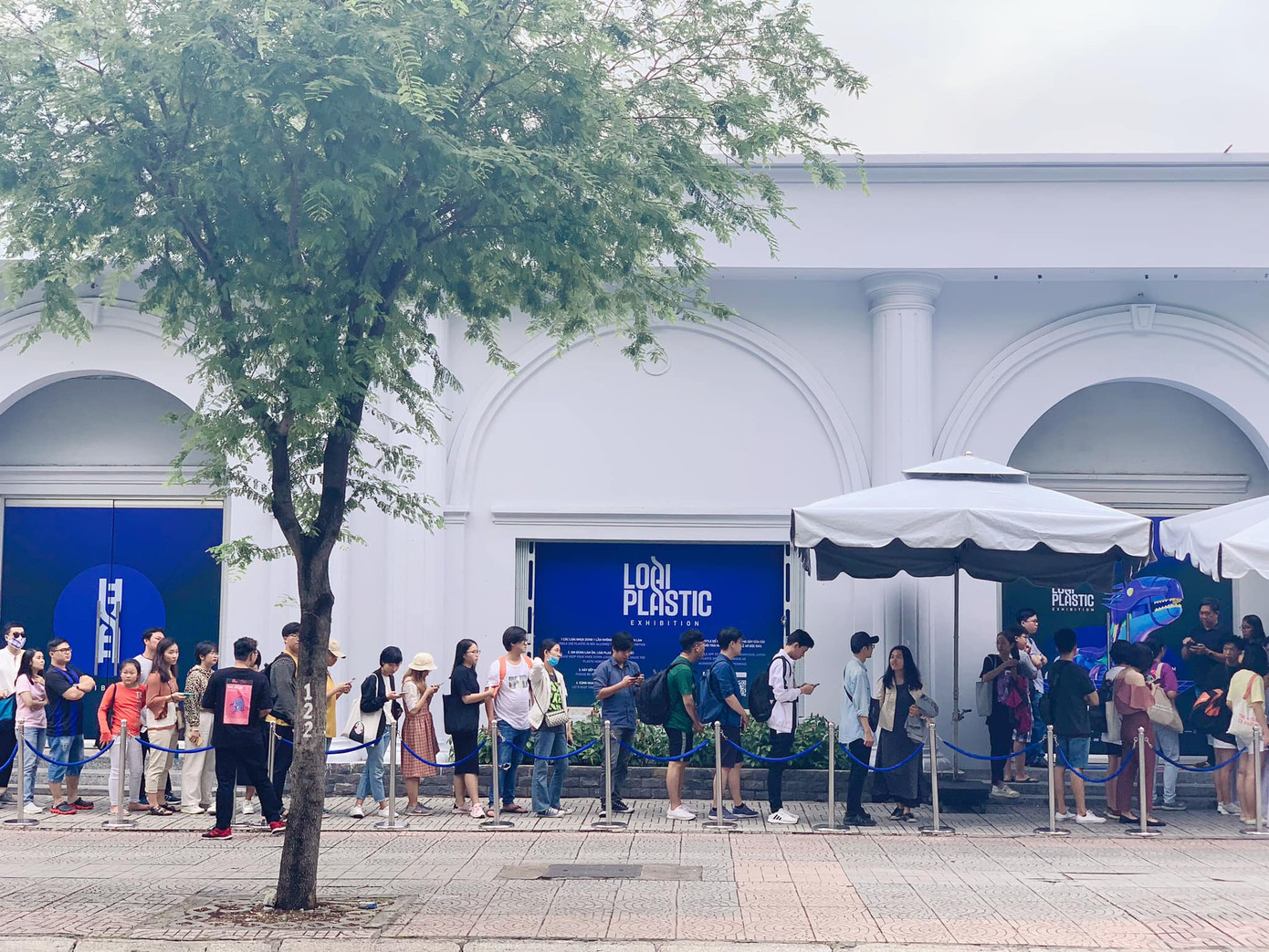 Từ sớm, hàng trăm bạn trẻ đã xếp hàng đến tham quan triển lãm. Nguồn ảnh: FB Thủy Cao