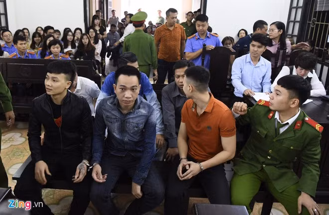 Khá Bảnh (ngoài cùng bên trái) cùng 5 đồng phạm. Ảnh: Việt Linh.