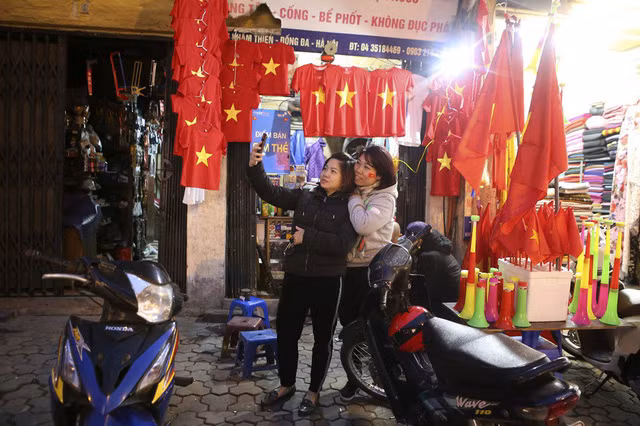 Selfie với cờ đỏ sao vàng.