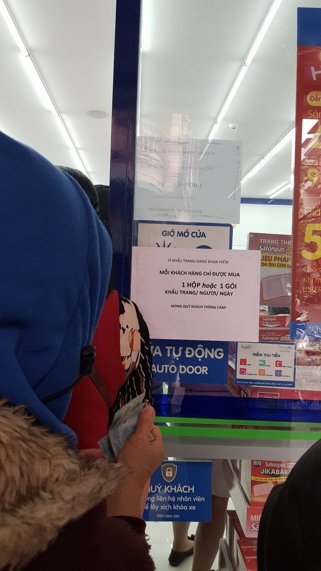 Mỗi khách chỉ được mua 1 hộp hoặc 1 gói khẩu trang/ngày và phải để lại số điện thoại. Mỗi khách chỉ được mua 1 hộp hoặc 1 gói khẩu trang/ngày và phải để lại số điện thoại.