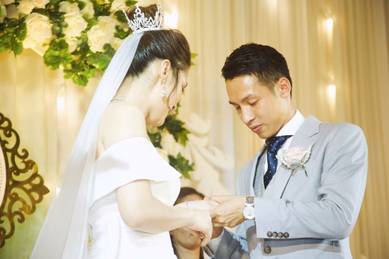 Anh chàng tiền vệ thuộc biên chế CLB Hà Nội sẽ gia nhập "hội cầu thủ có vợ" cùng Quế Ngọc Hải, Trọng Hoàng, Anh Đức.