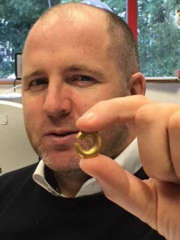 Graham Ingledow cho rằng, chiếc vòng có thể nhỏ nhưng rất chắc chắn.