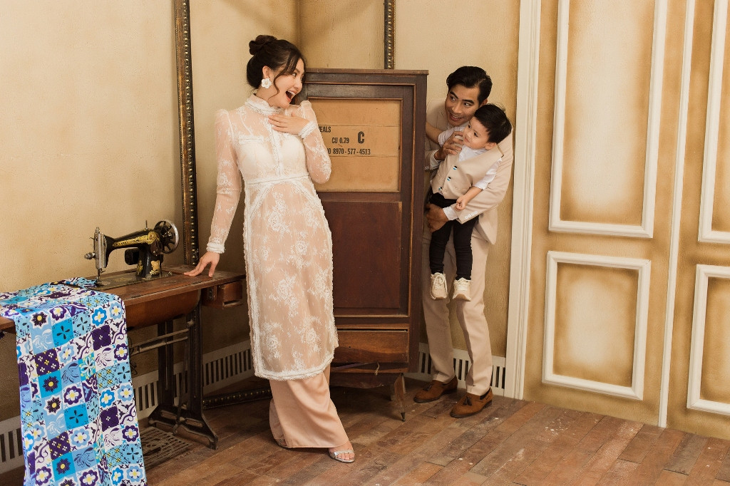 Hai vợ chồng cô thay nhau đưa đón Louis đi học mỗi sáng và chiều. Cậu nhóc mới gần hai tuổi nhưng thích ứng rất nhanh với môi trường học tập và rất thoải mái làm quen với bạn bè, cô giáo trong trường. Chính vì vậy, Ngọc Lan - Thanh Bình cũng an tâm mỗi khi phải đóng phim xa nhà.