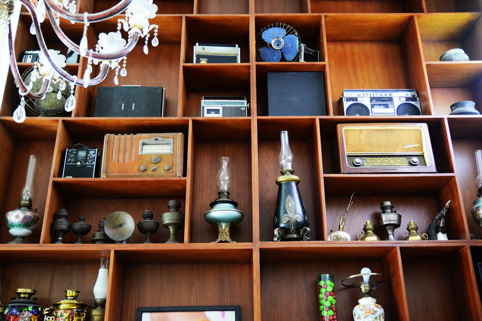 Ngoài bộ sưu tập xe "khủng", ông Giang còn dày công sưu tập nhiều tranh cổ, đồng hồ cổ, đèn cổ,... Ảnh:HOÀI NHÂN.