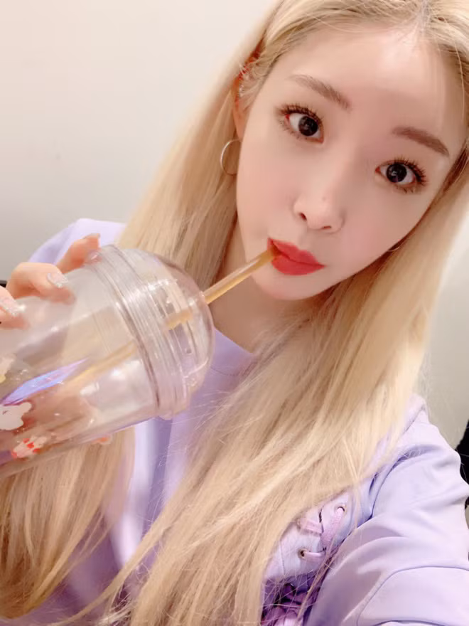 Lần đầu nhuộm tóc vàng, Chungha đã được khen ngợi hết lời.