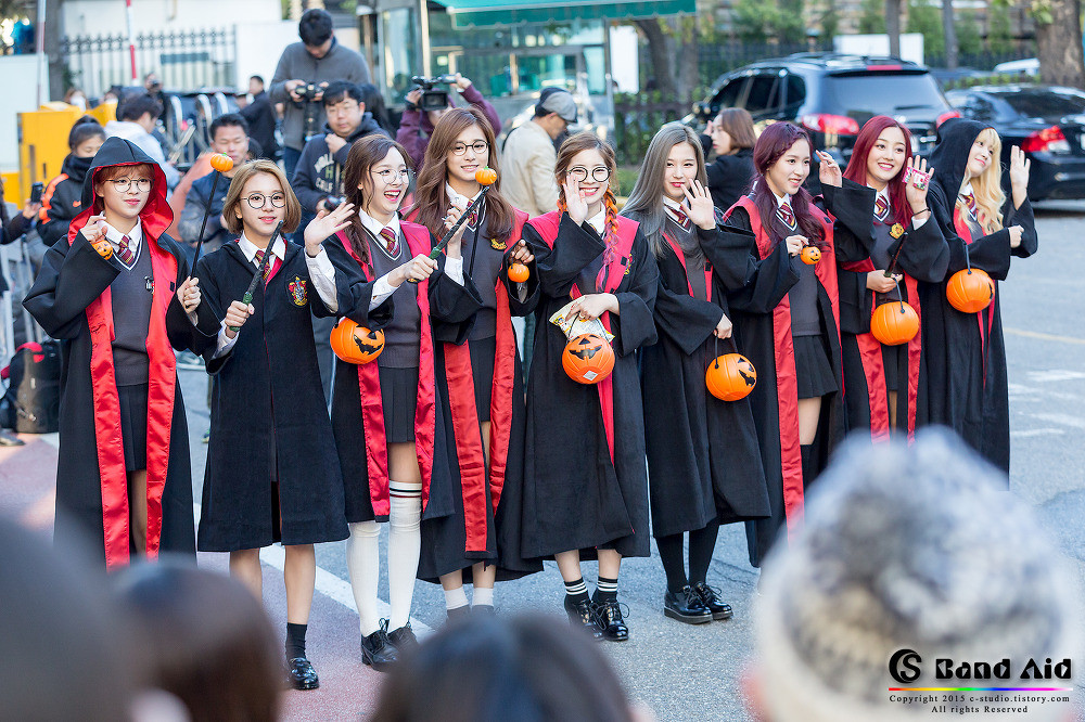 Nhóm TWICE hóa thân thành các phù thủy của thế giới Harry Potter. Chắc chắn đây là những cô phù thủy xinh đẹp nhất trường Hogwarts rồi.