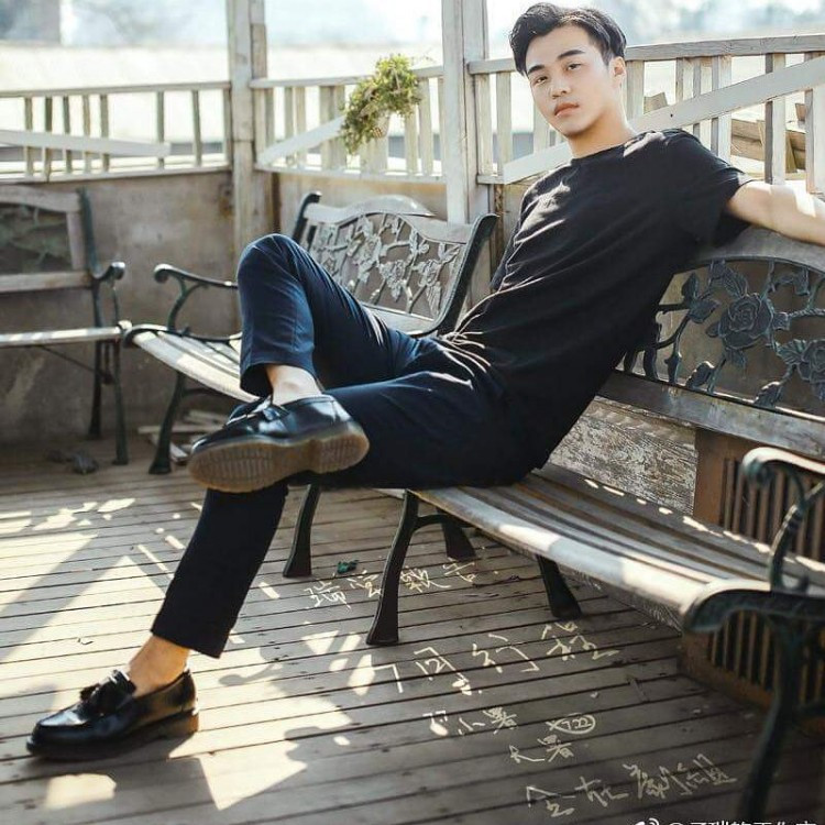 Khoảnh khắc tránh nắng chia sẻ cùng fan trên weibo.