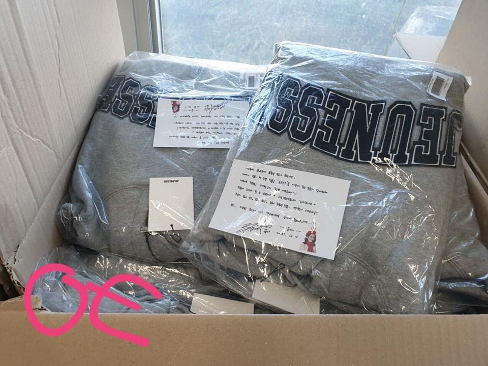 Quà và thư tay Yoona gửi tặng đoàn làm phim EXIT