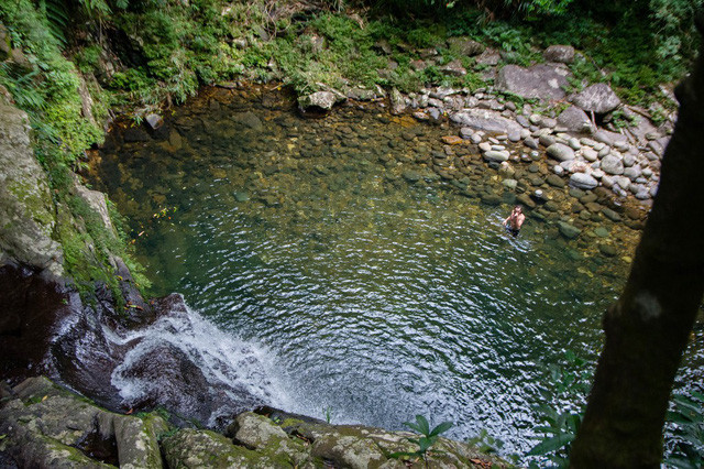 Ngũ Hồ hiện ra trong những khung cảnh kỳ ảo, màu nước như pha lê và nước mát đến buốt lạnh.
