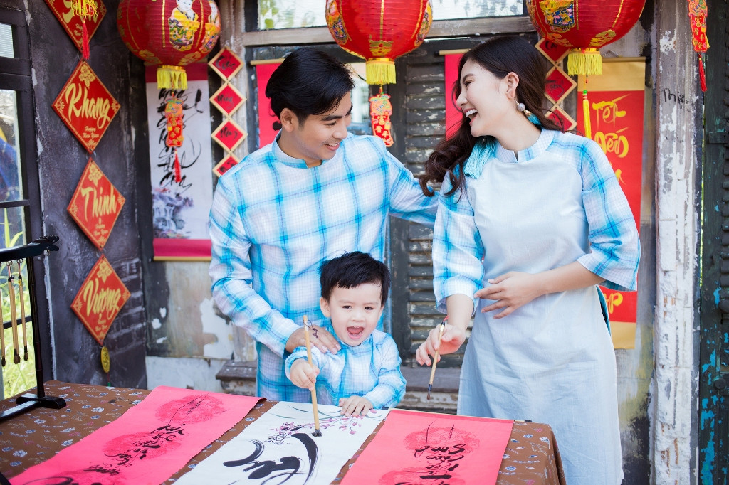 Cặp đôi đẹp của làng phim Việt cùng diện áo dài cặp, nhí nhảnh tạo dáng cùng con trai Louis Bình An.