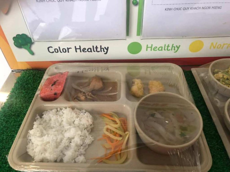 Khẩu phần ăn trưa của học sinh tiểu học do phụ huynh chụp lại. (Ảnh: Zing.vn).