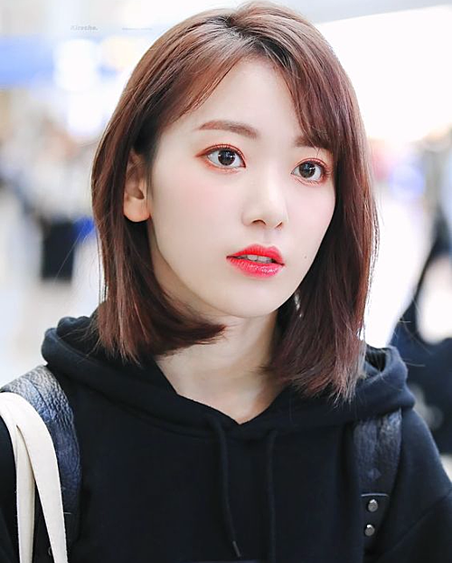 Vốn ít được các sao ưu ái nhưng gần đây kiểu tóc mái chia 3/7 lại chiếm nhiều cảm tình của các idol. Sakura Miyawaki gây thương nhớ nhờ kiểu mái chéo kết hợp tóc ngắn đơn giản nhưng cá tính.