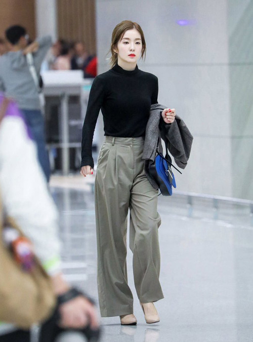Irene nổi tiếng thích ăn mặc đơn giản khi ra sân bay. Dù diện những item rất cơ bản, nữ idol vẫn khoe được vẻ đẹp 